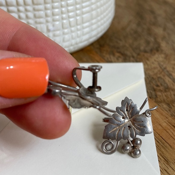 Vintage 925 Sterling Silver , Decorative Grape Leaf Screw Back Earrings Mexico - Picture 3 of 4